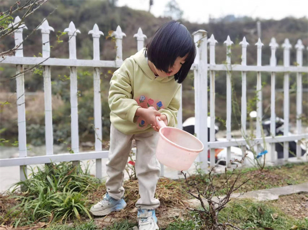 波洲镇洞坪学校学生在家长陪同下植下希望.jpg