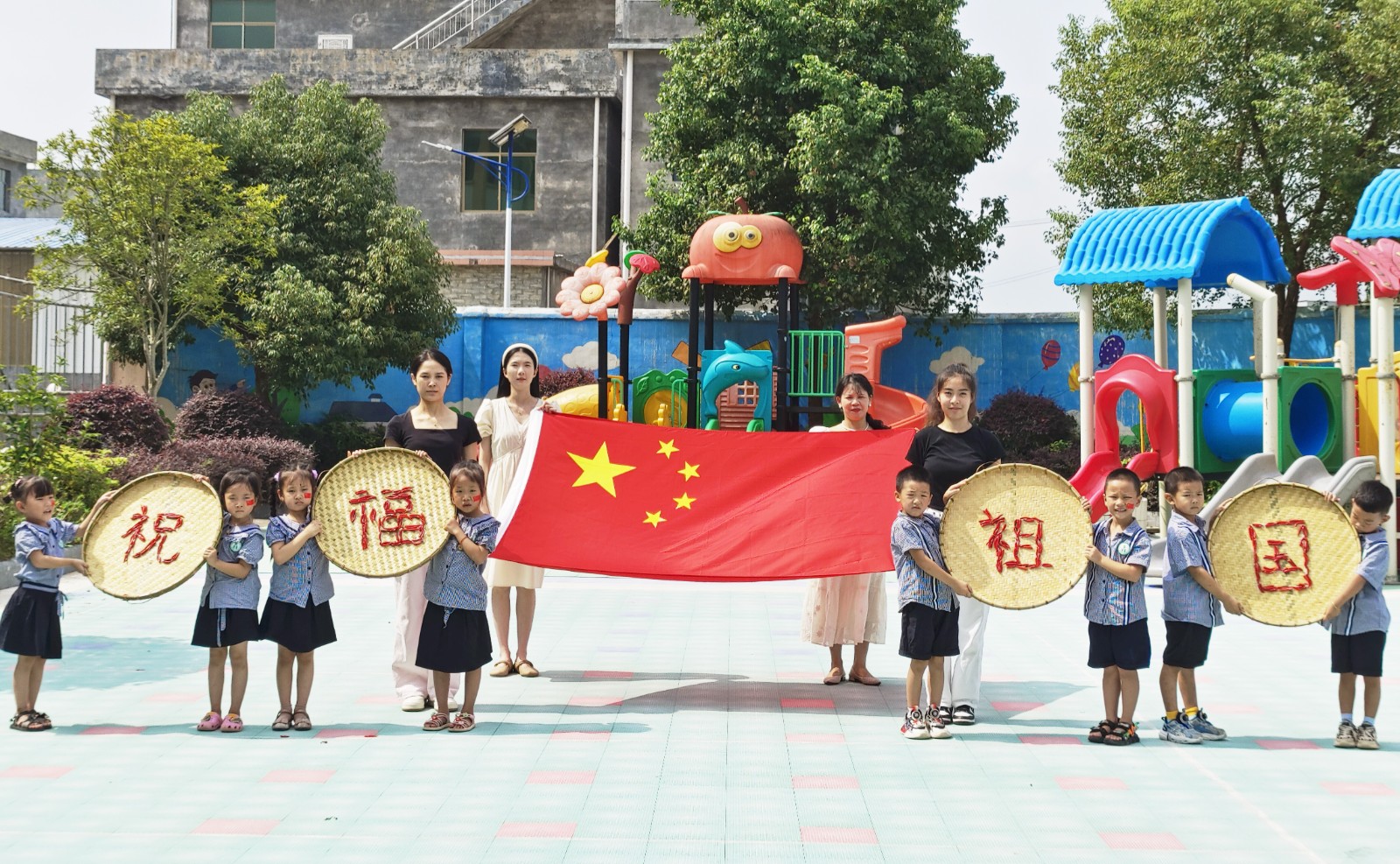 9月28日，湖南省永州市江永县夏层铺镇中心幼儿园老师与国旗合影。田如瑞摄 (1).jpg