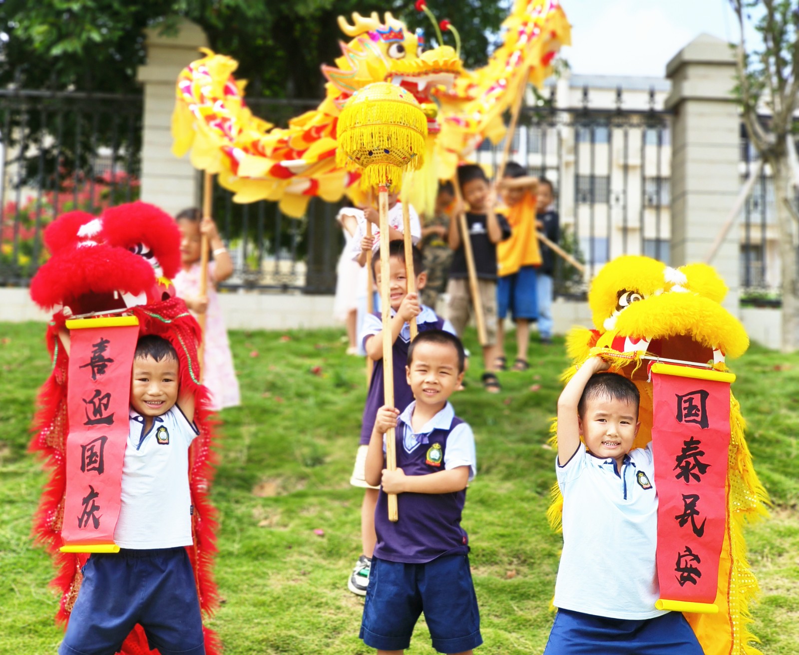 9月28日，湖南省永州市江永县工业集中区幼儿园孩子在舞龙狮。田如瑞摄 (1).jpg