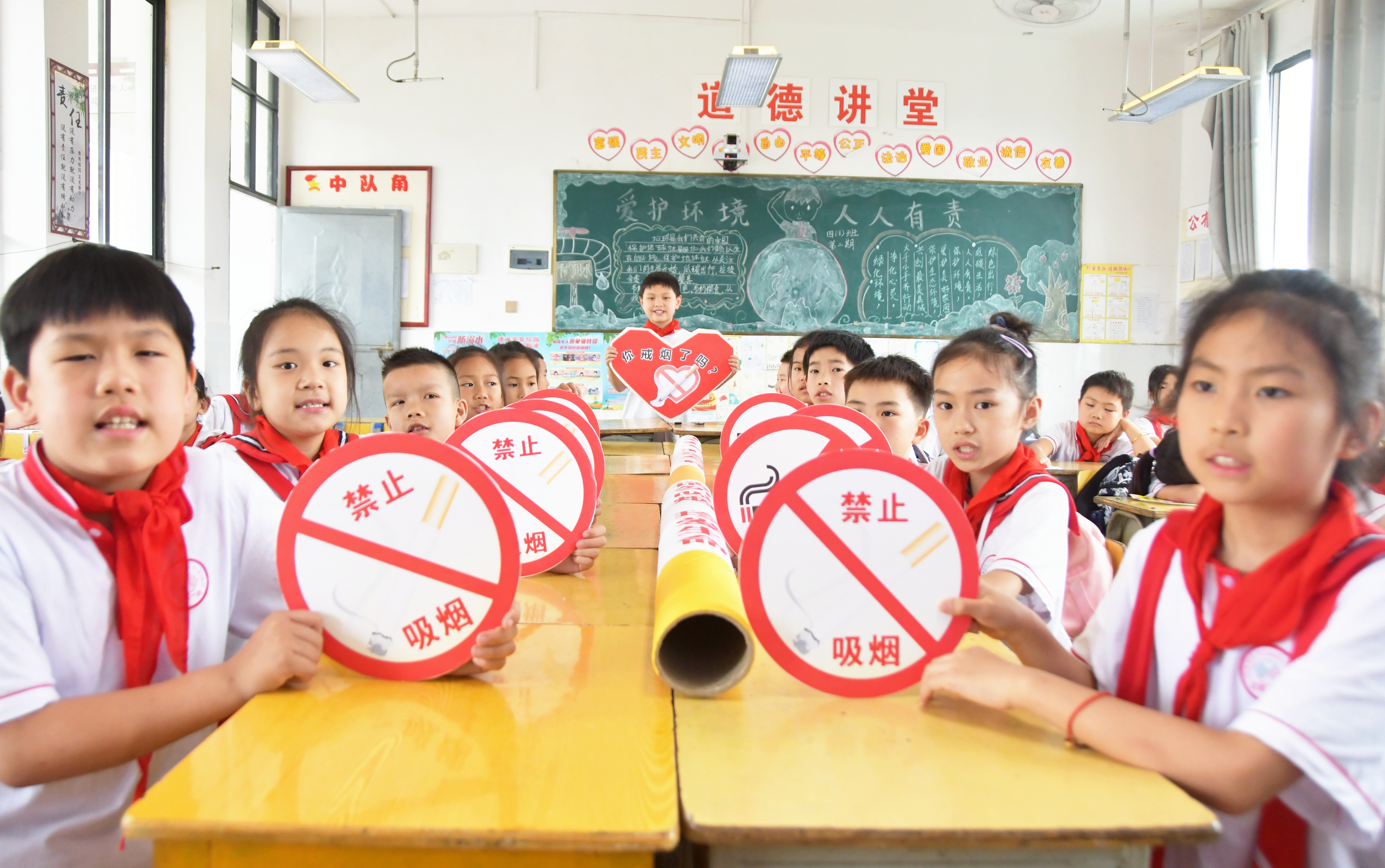 5月30日，在湖南省永州市江永县第一小学，学生在展示自己绘制的禁烟标识。田如瑞摄 (2).jpg