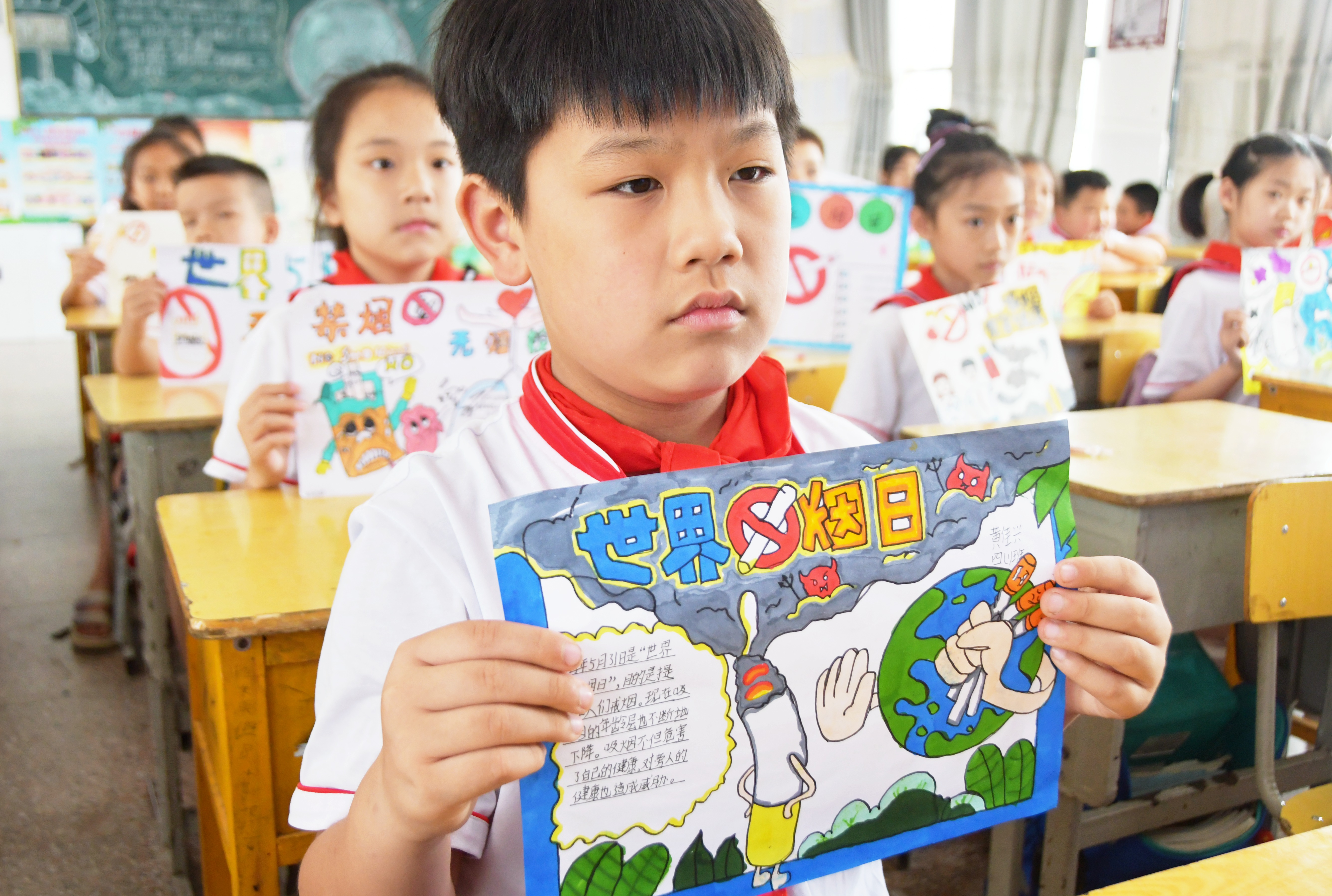 5月30日，在湖南省永州市江永县第一小学，学生在展示自己绘制的无烟日手抄报。田如瑞摄 (2).jpg