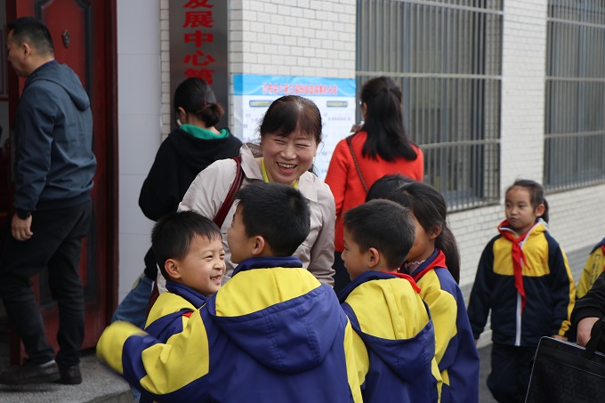 在浏阳市农村小学参观时学员和孩子们互动.jpg