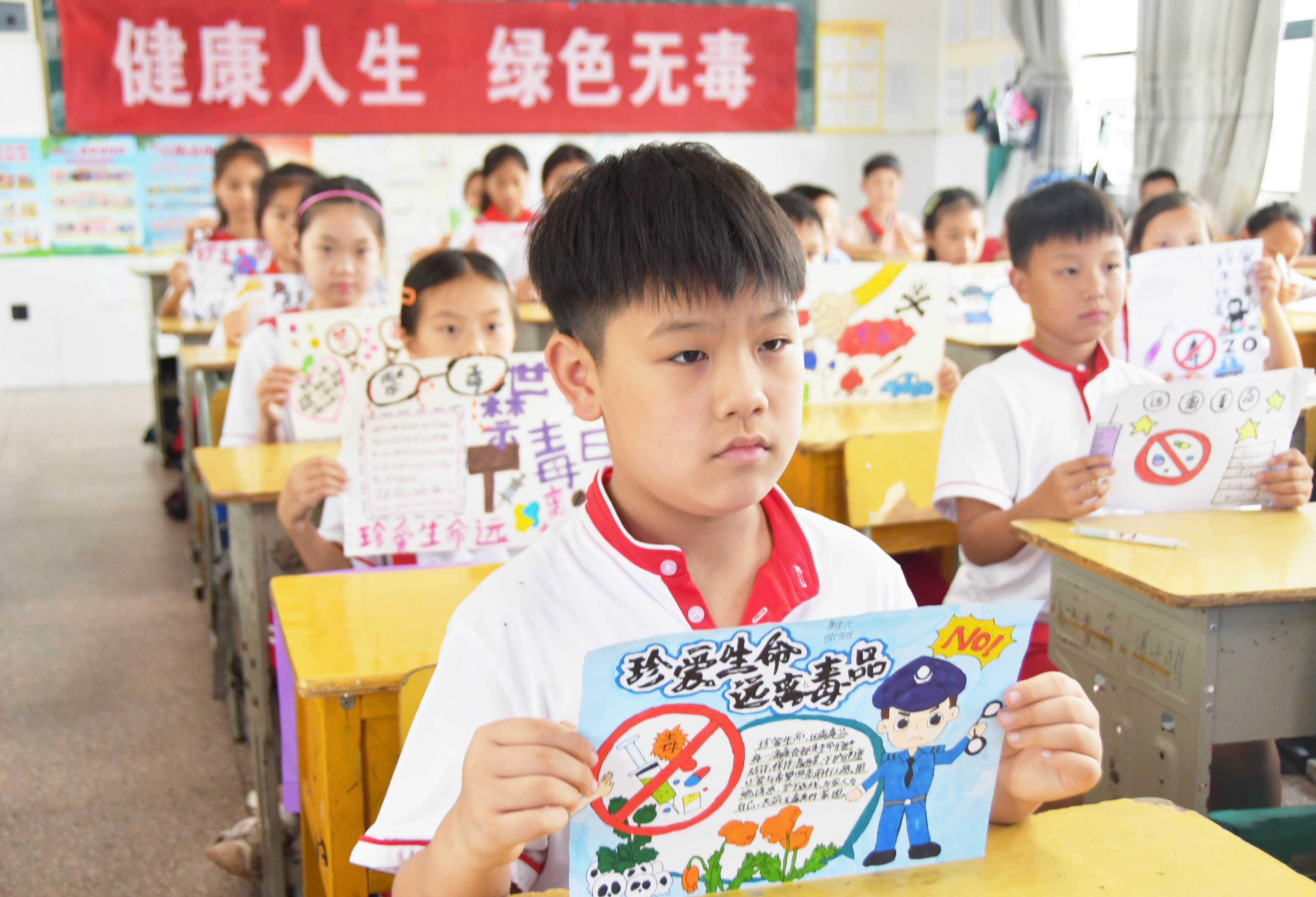 6月24日，湖南省永州市江永县第一小学，学生在展示“健康人生，绿色无毒”主题绘画作品。田如瑞摄1.jpg