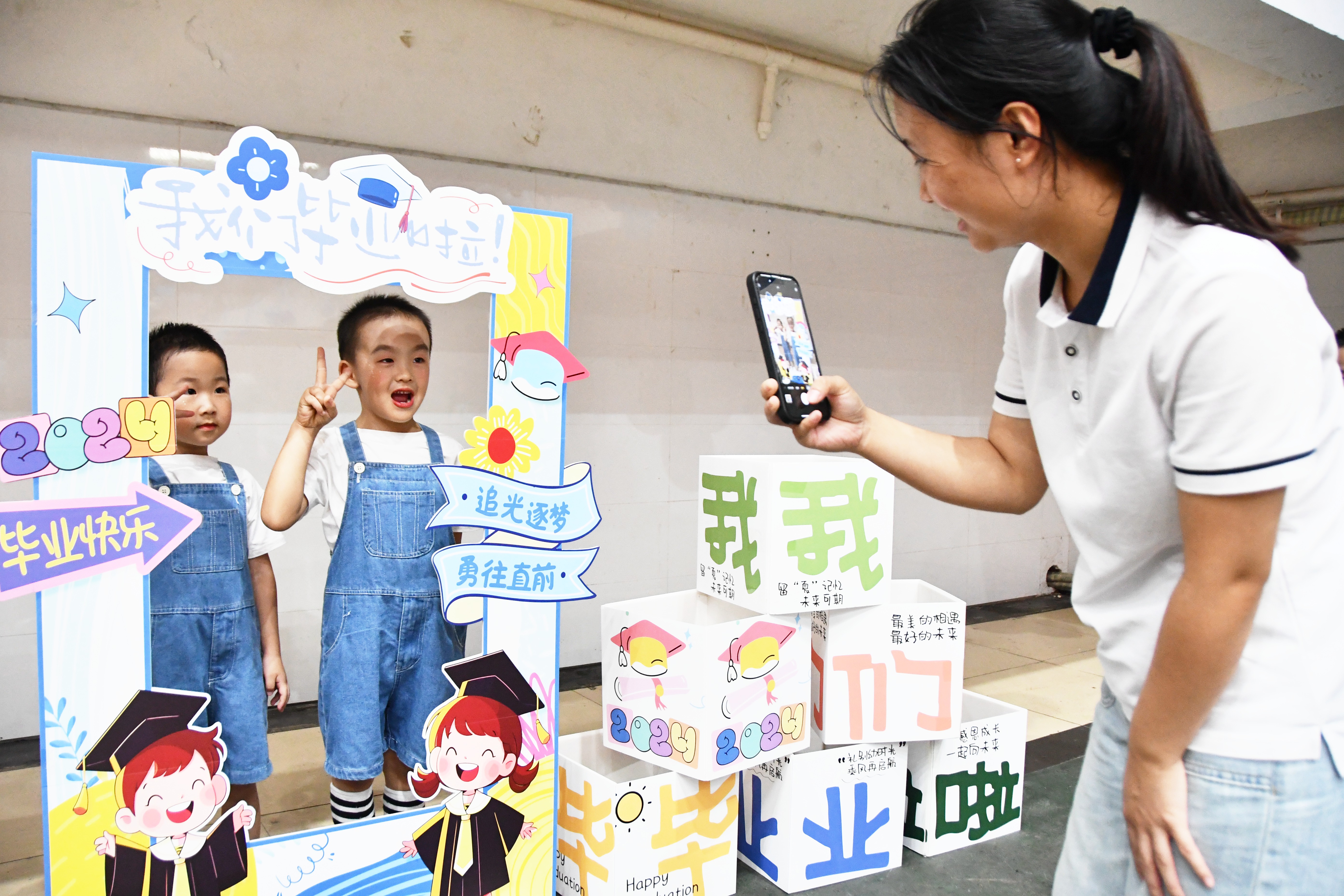 7月2日，湖南省永州市江永县中心幼儿园大班老师给小朋友拍照留影。田如瑞摄 (1).jpg