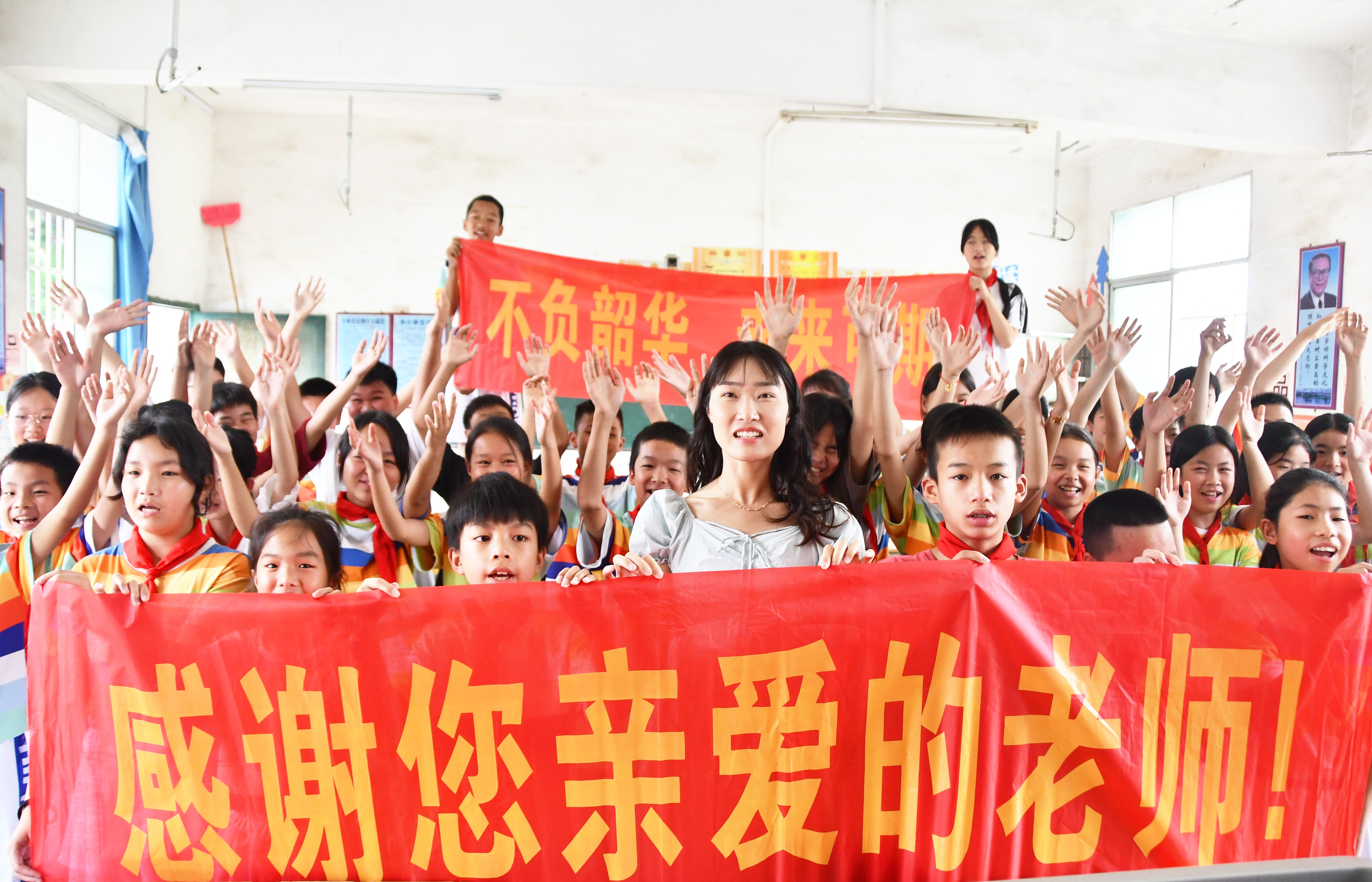 6月28日，在湖南省永州市江永县夏层铺学校，小学毕业的学生和老师合影，感恩老师六年的付出和辛劳。田如瑞摄 (1).jpg