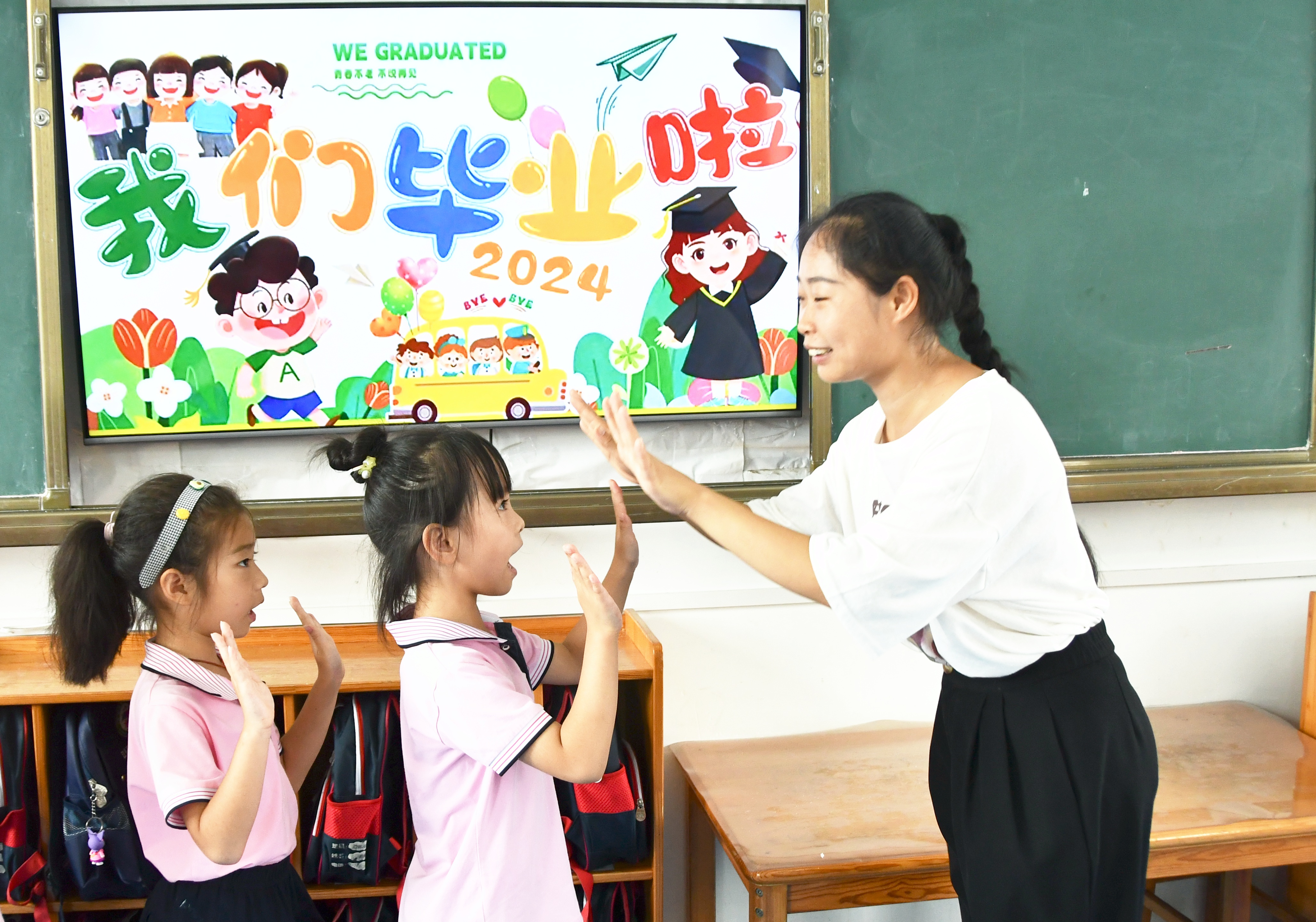 7月2日，湖南省永州市江永县中心幼儿园大班孩子和老师击掌再见。田如瑞摄 (1).jpg