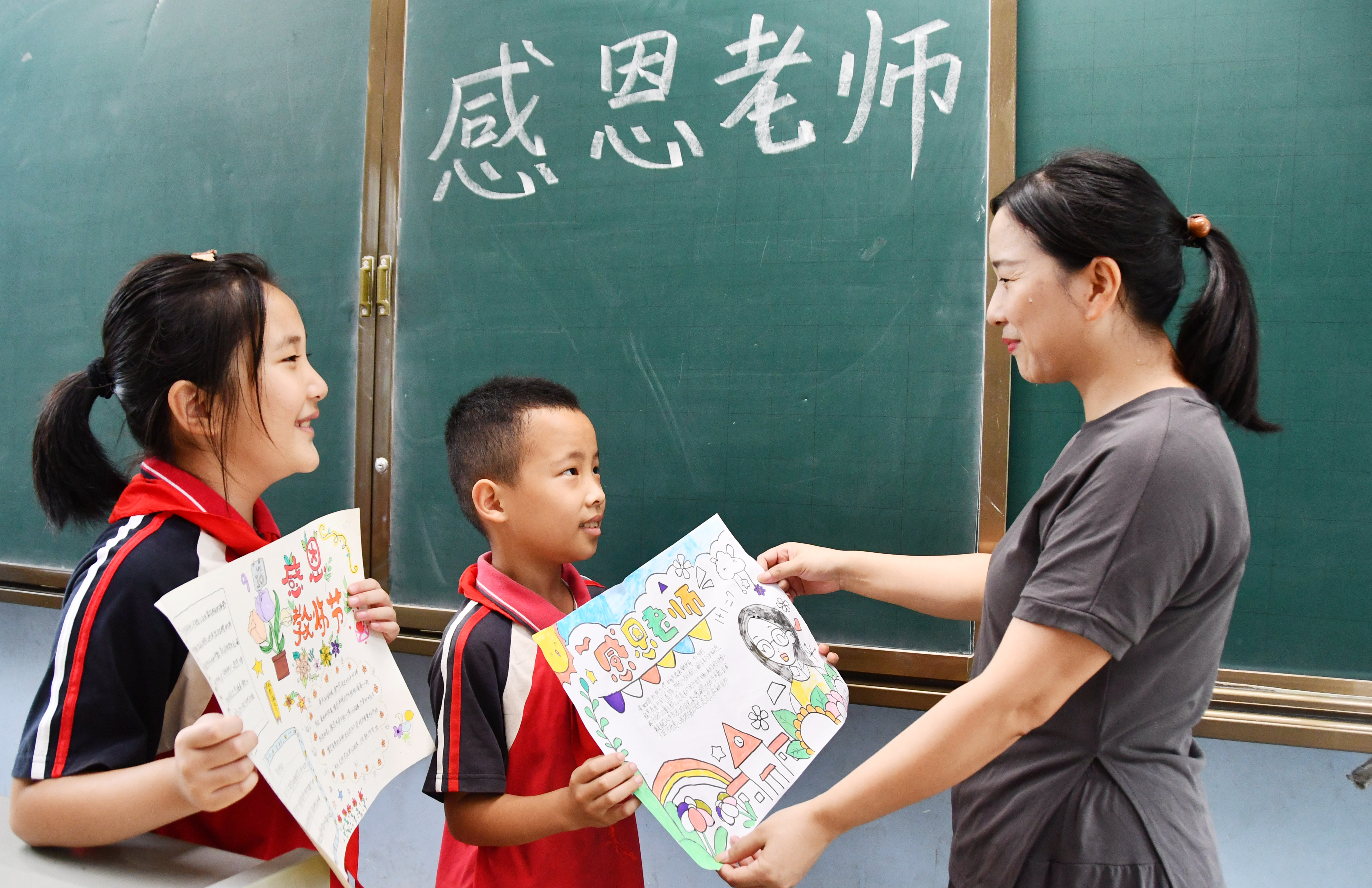 9月9日，湖南省永州市江永县实验小学，学生向老师送上手抄报。田如瑞摄.jpg