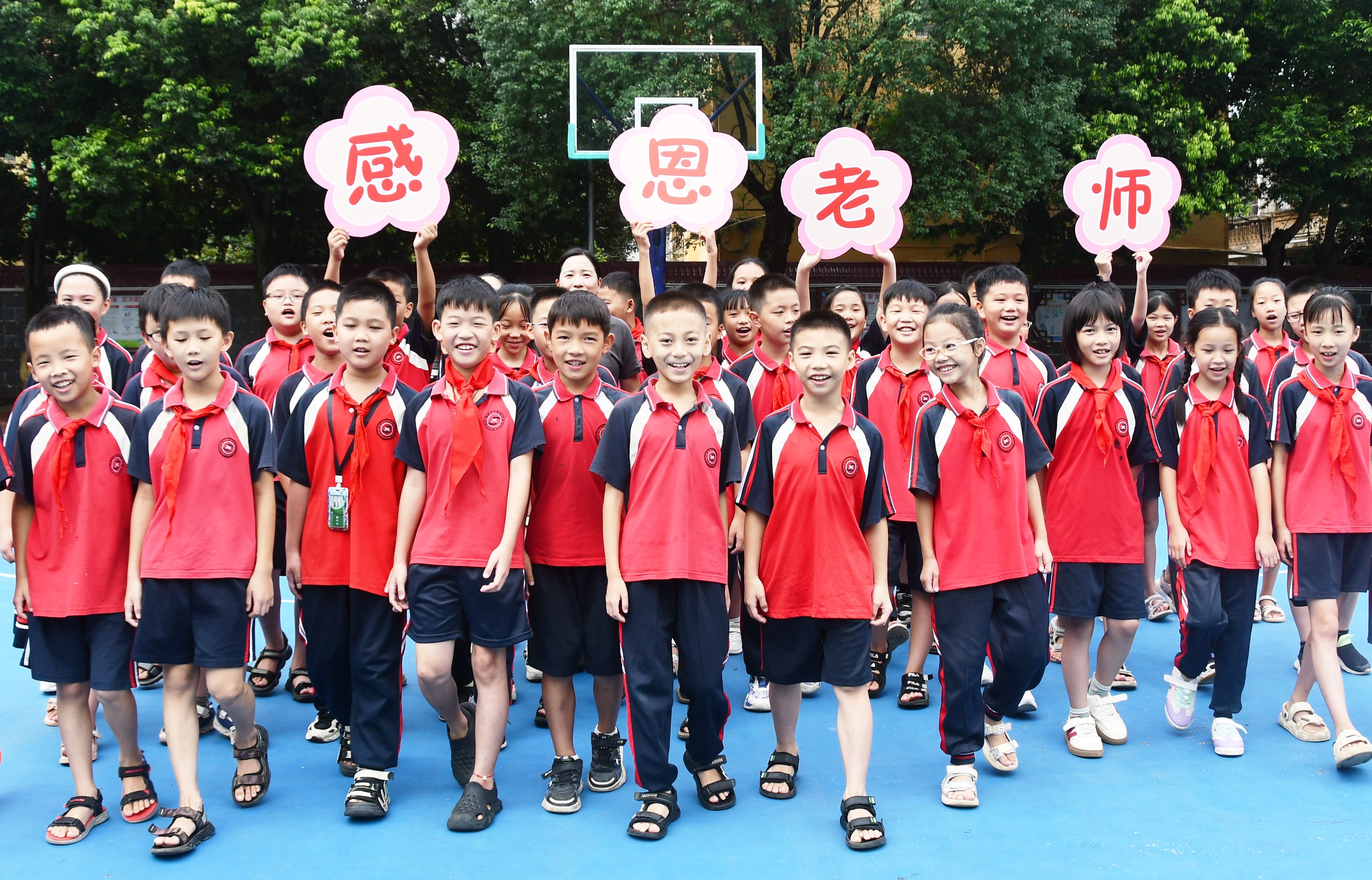 9月9日，湖南省永州市江永县实验小学开展丰富多彩的教师节活动，师生们在欢声笑语中迎接教师节。田如瑞摄.jpg