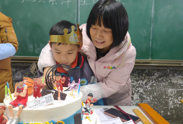 新晃兴隆小学：侗乡孩子过集体生日，用真情温暖留守儿童