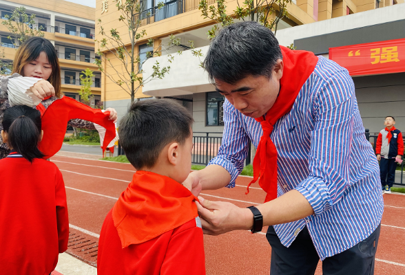 【汉寿站】汉寿县西湖小学：献礼建队日 追梦红领巾