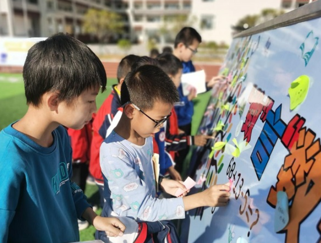 蒸湘区呆鹰岭镇中平小学：开展数学知识“购物”狂欢节活动