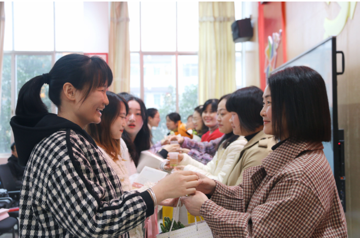 湘潭雨湖区风车坪学校：师徒结对同携手 薪火相传谱新章