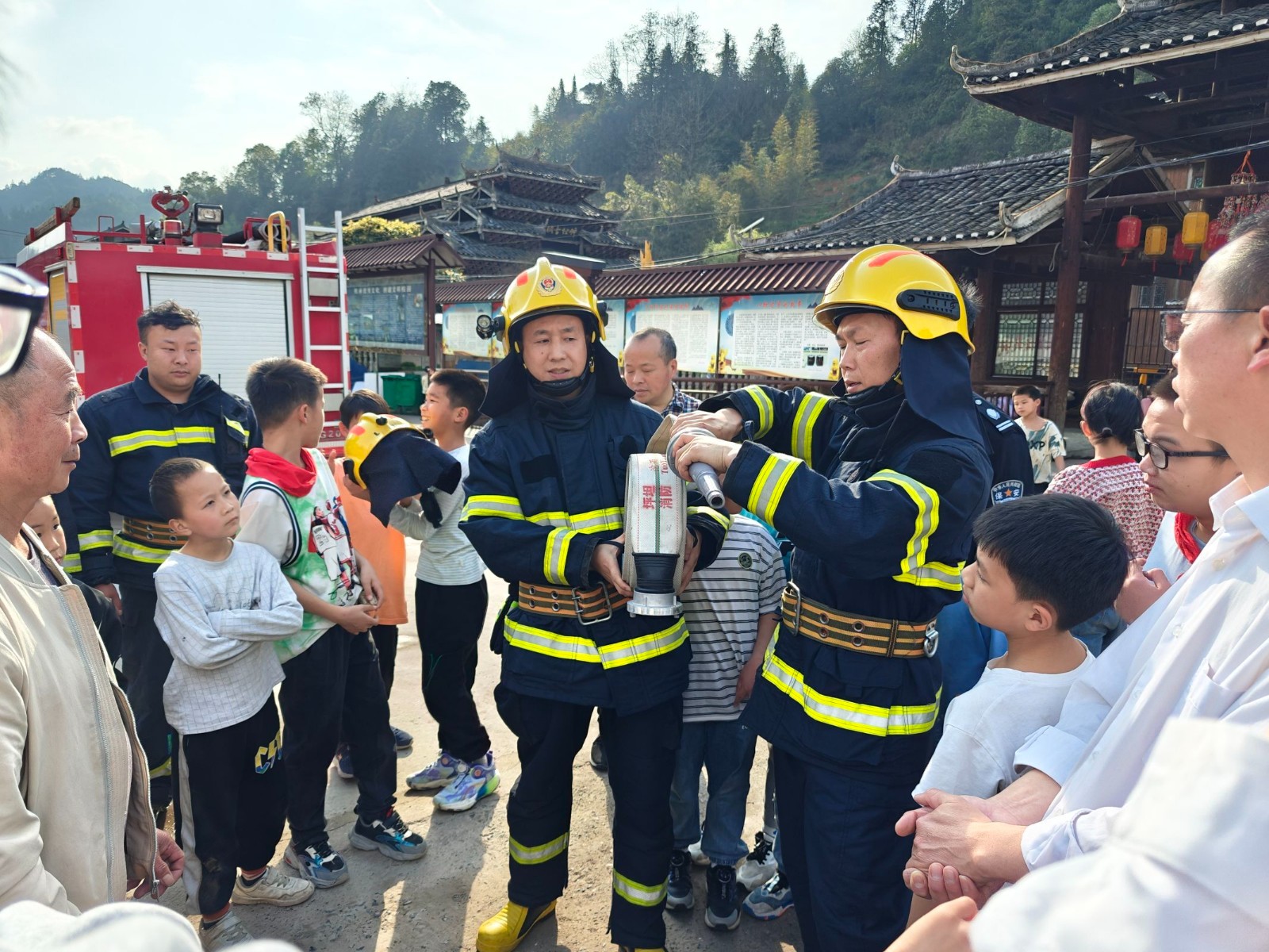 通道学生安全教育日消防演练1.jpg