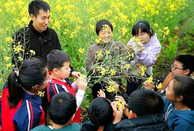 衡东县新塘完小：把课堂搬进花丛