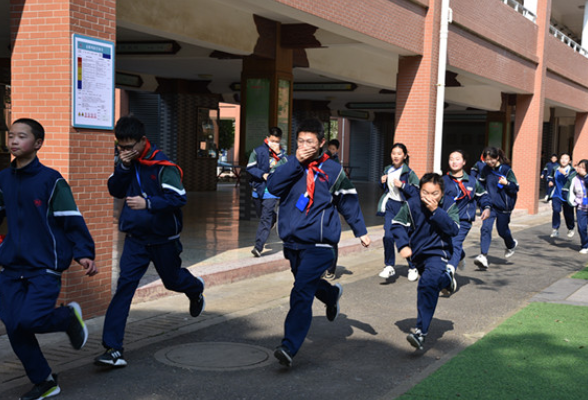 鼎城区善卷中学：逃生“实操练”，严把“防火关”