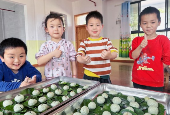 零陵区水口山镇中心幼儿园：小手包青团 共尝春滋味