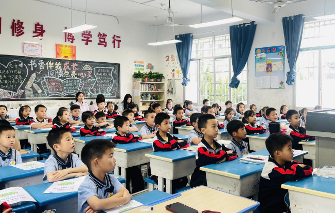 衡山县机关幼儿园：组织幼儿深入小学校园观摩