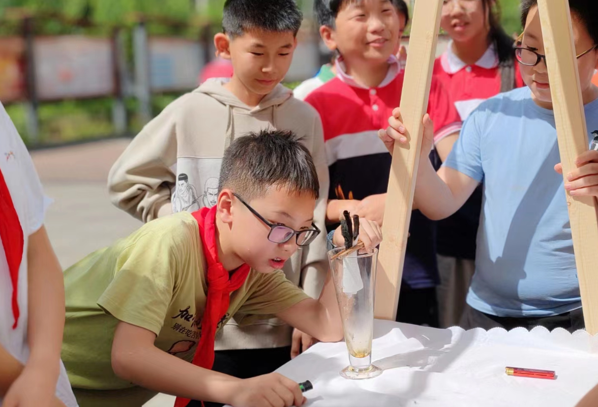 【读图】双峰湾田学校：校园享科学盛宴  指尖秀神奇实验