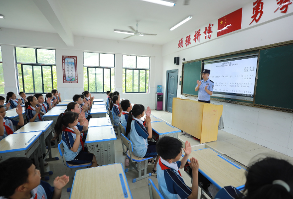 麻阳苗族自治县第一芙蓉学校：铁路安全进校园 爱路护路筑平安