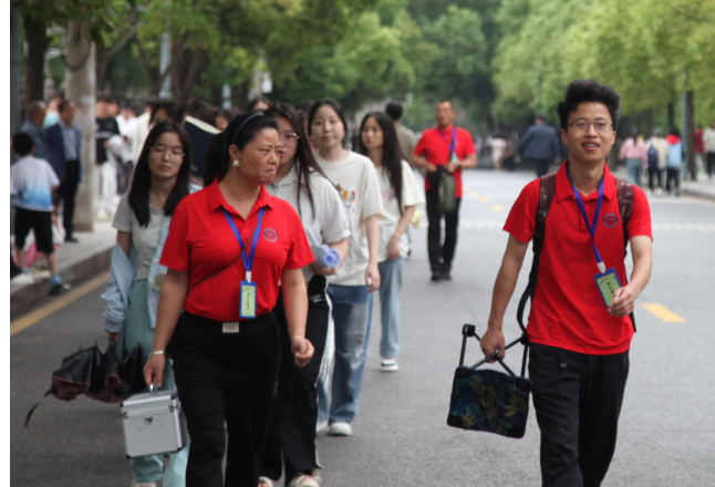 【湘伴高考2024现场直击】泸溪：奋笔逐梦，书写未来！1731名学子踏上梦想征程