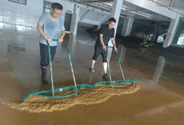 平江县桂花学校：学校遇水患  八方来支援