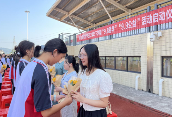 【衡东县站】 衡东县杨山实验中学：鲜花谢师恩 启航新征程