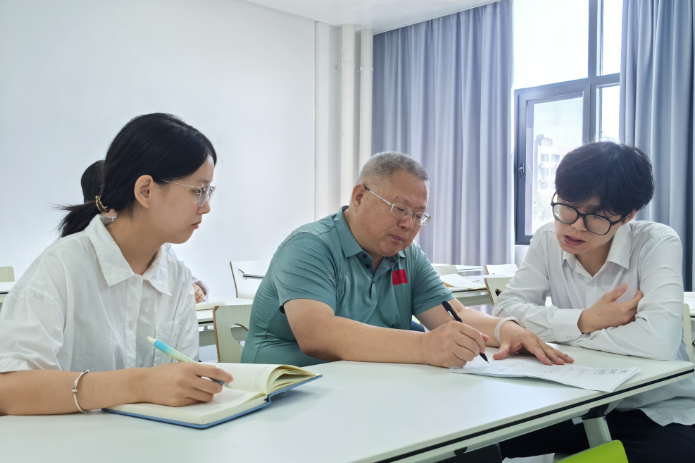 2024年“湖南省教书育人楷模”黄云清：扎根伟人故里 播撒数学之种