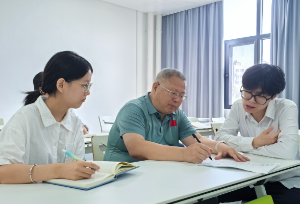 2024年“湖南省教书育人楷模”黄云清：扎根伟人故里 播撒数学之种