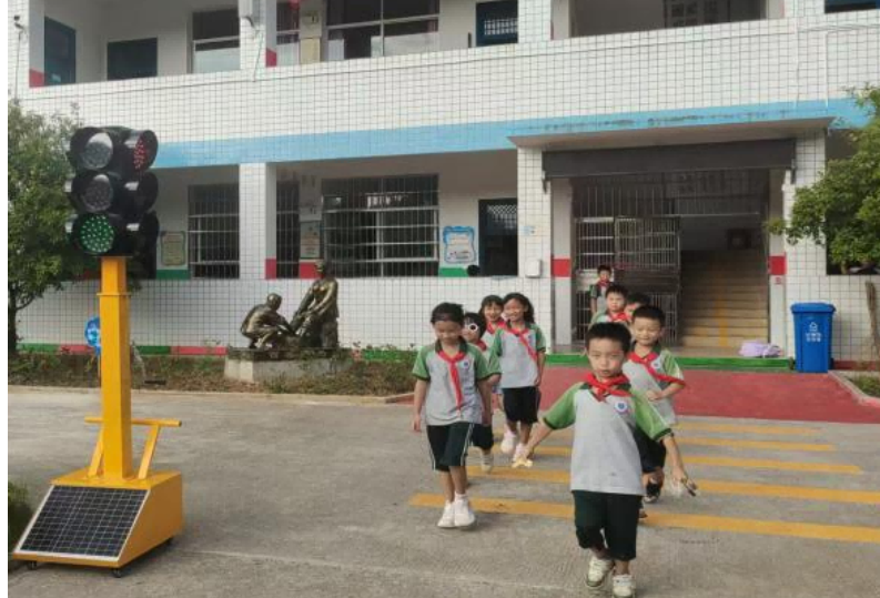 冷水江市大坪小学：校园设斑马线和红绿灯，将交通安全教育融入日常