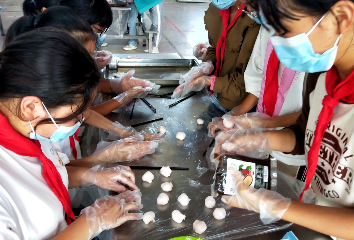 【鼎城区站】蔡家岗中学：举行“情系中秋 欢度佳节”月饼制作活动