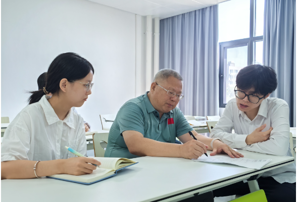 2024年“湖南省教书育人楷模”黄云清：扎根伟人故里  播撒数学之种