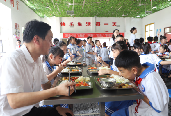 益阳大通湖区河坝镇中心完小：办师生满意的食堂