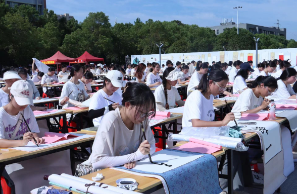 衡阳师范学院：书法挥毫颂师恩